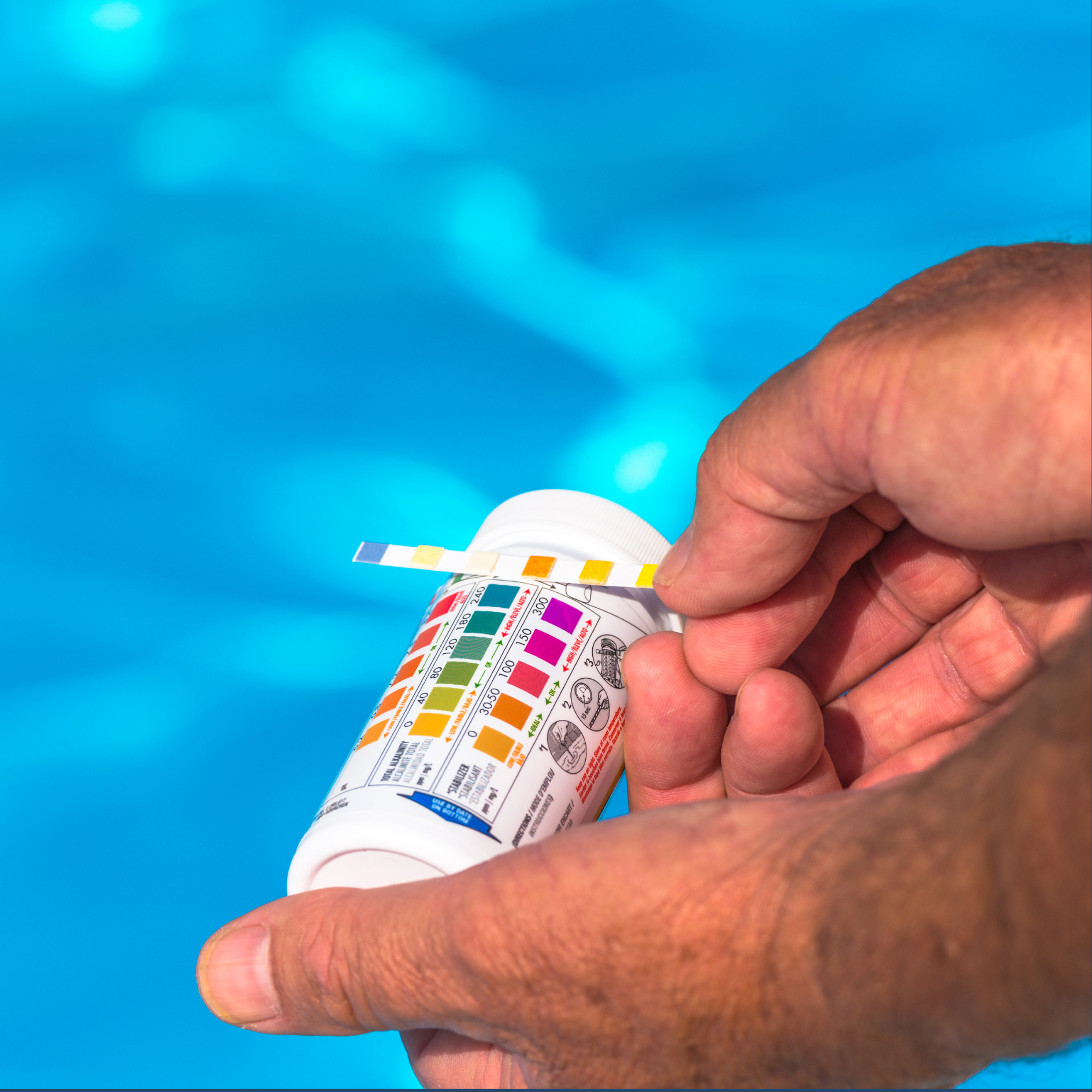 Wasserwerte im Pool manuell messen